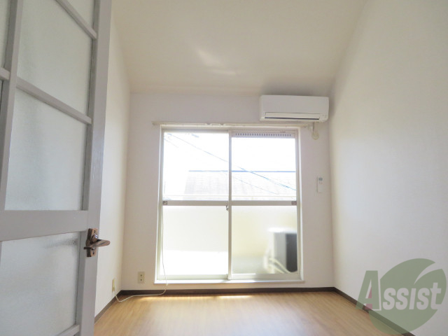 居室・リビング　洋室上部にも窓があるので、さらにお部屋が明るくなります。