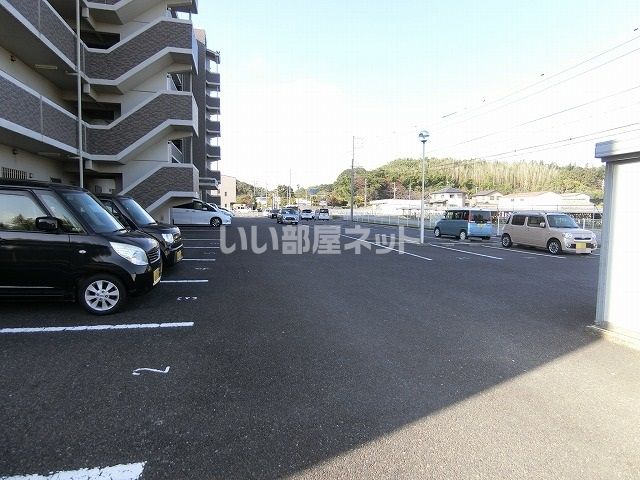 【津市芸濃町椋本のマンションの駐車場】