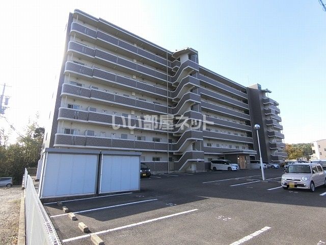 【津市芸濃町椋本のマンションの建物外観】