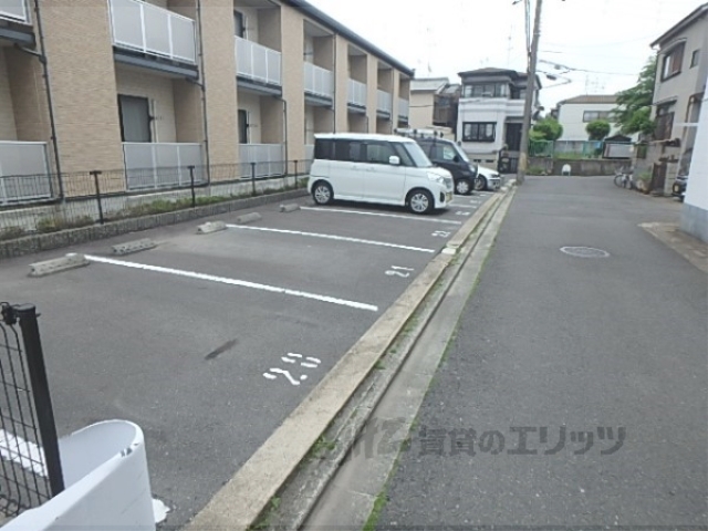 【京都市右京区嵯峨罧原町のアパートの駐車場】