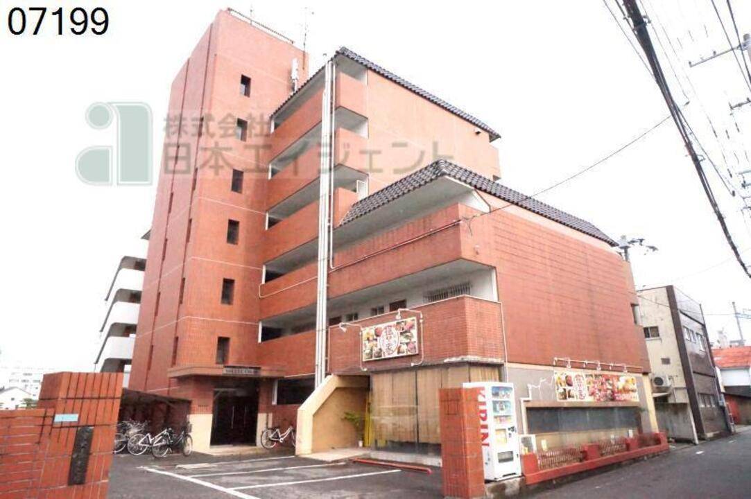 松山市中央のマンションの建物外観