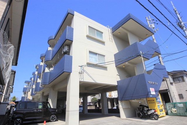 松山市立花のマンションの建物外観