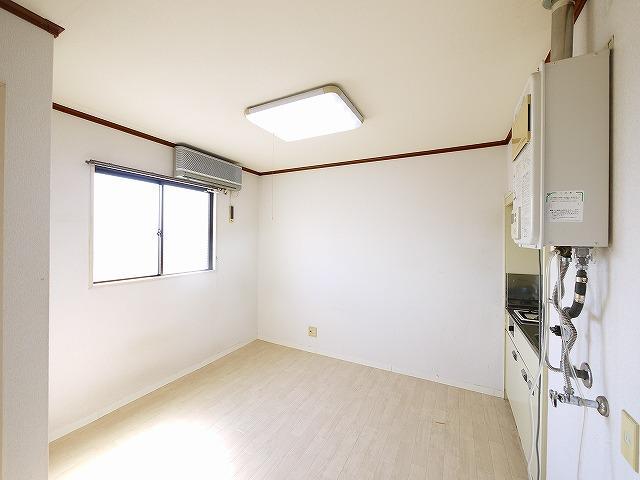 居室・リビング　落ち着いた色調の居間