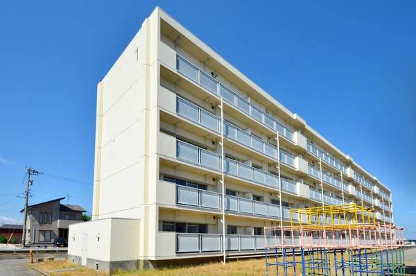 氷見市柳田のマンションの建物外観