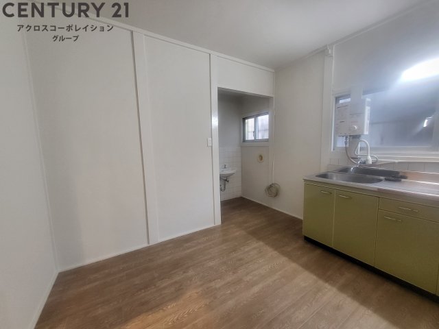 居室・リビング　床色が落ち着いた色合いです