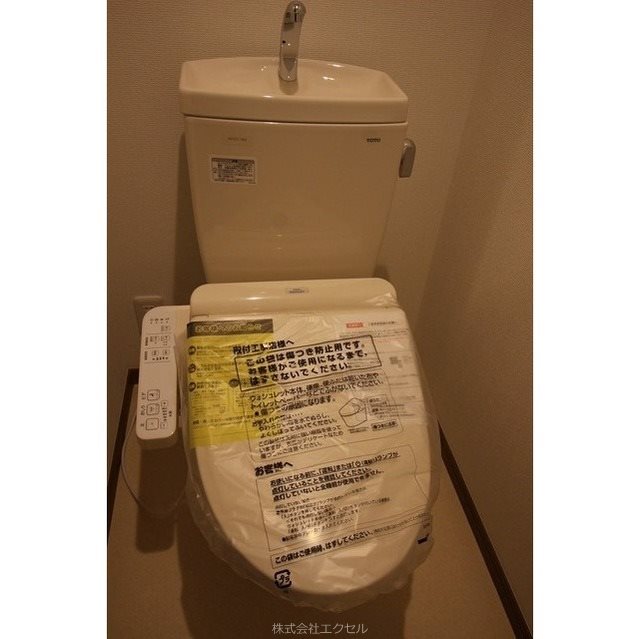 トイレ　嬉しい温水洗浄便座付です。