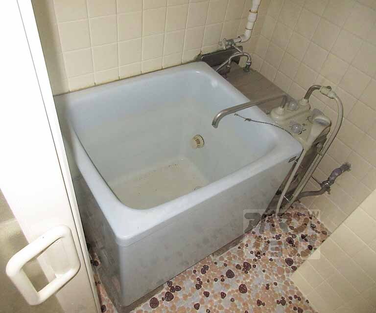 バス・シャワールーム　正方形のバスタブです。