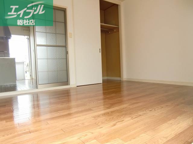 居室・リビング　収納しっかり洋室