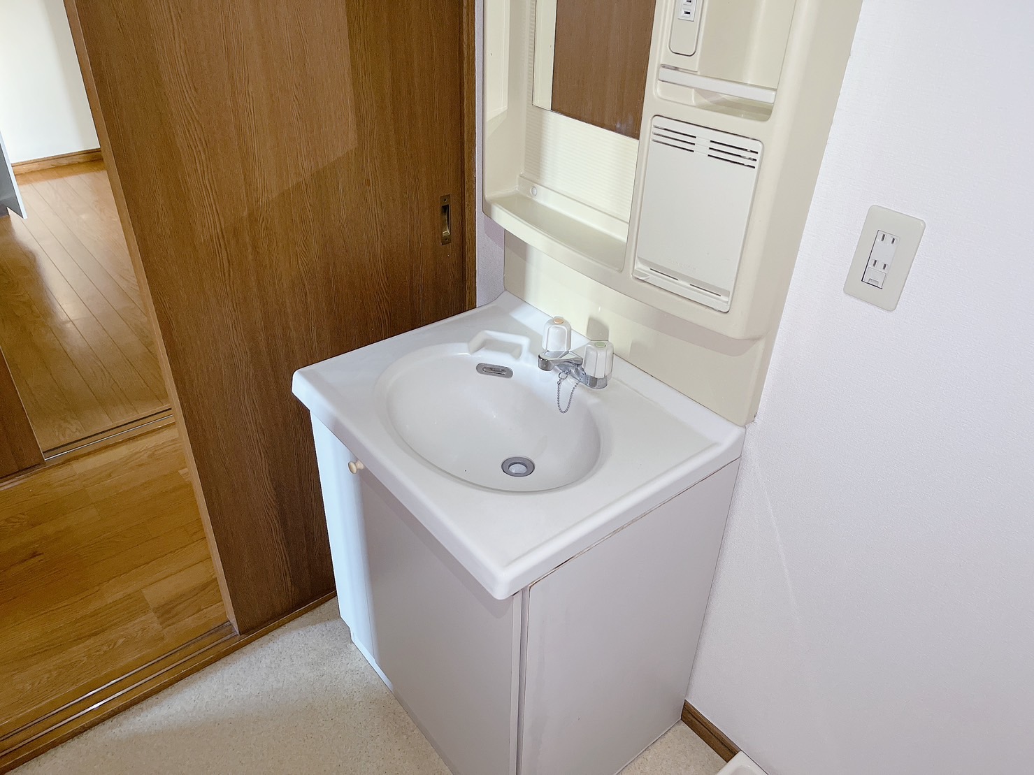 洗面設備　何かと便利な独立洗面台