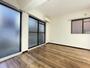 居室・リビング　ゆったりくつろげる大きな窓が特徴のお部屋です♪