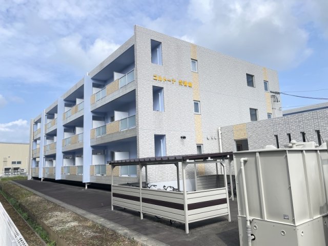 建物外観　白タイルの端正な佇まい。 “落ち着いて暮らせそう”が、ひと目