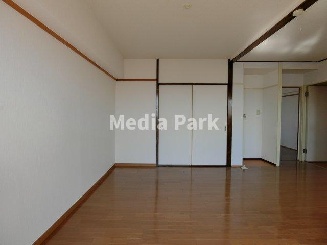 居室・リビング　同物件別のお部屋の写真です。参考写真です。