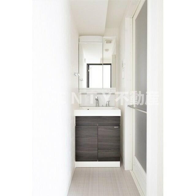 洗面設備　ゆったりとスペースのある洗面所