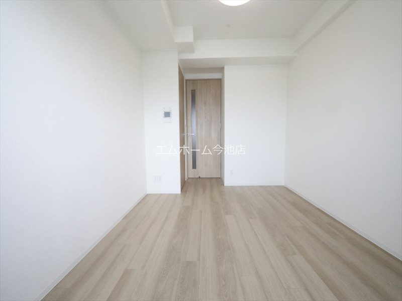 その他　洋室6.0帖　エアコン完備　バルコニーに面しています