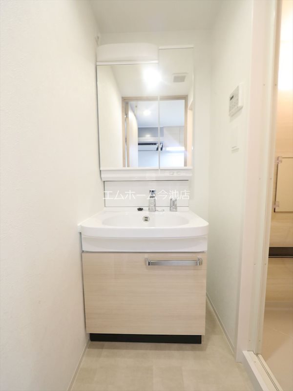 洗面設備　脱衣所　独立洗面台（シャンプードレッサー付）収納スペース有