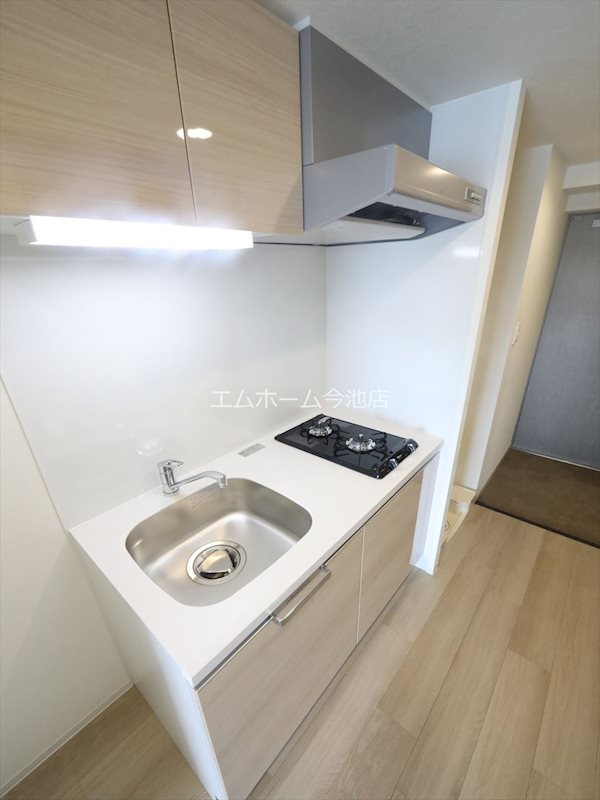 キッチン　システムキッチン（ガス2口コンロ）収納スペース充実