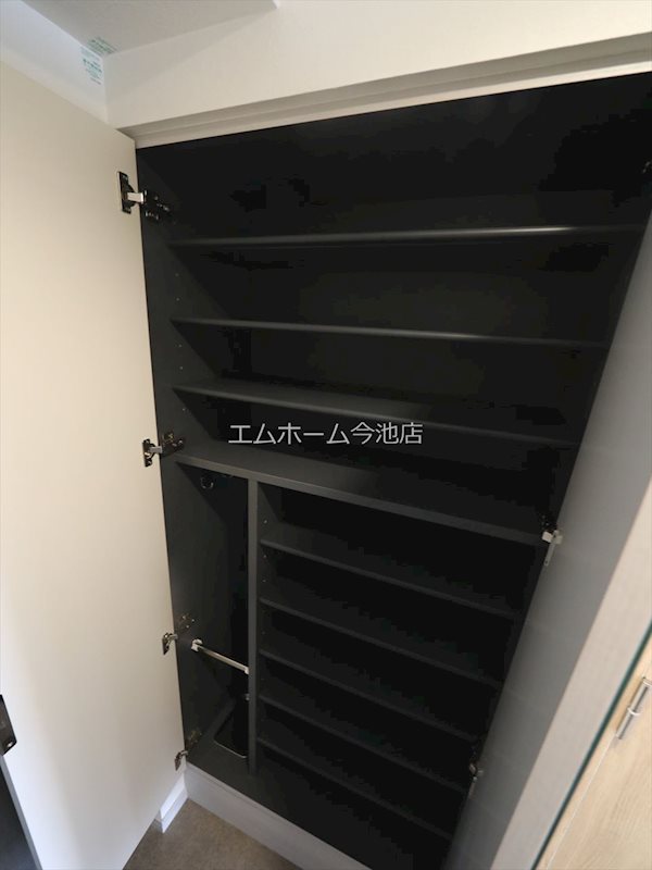 玄関　玄関　シューズボックス付（収納充実してます）