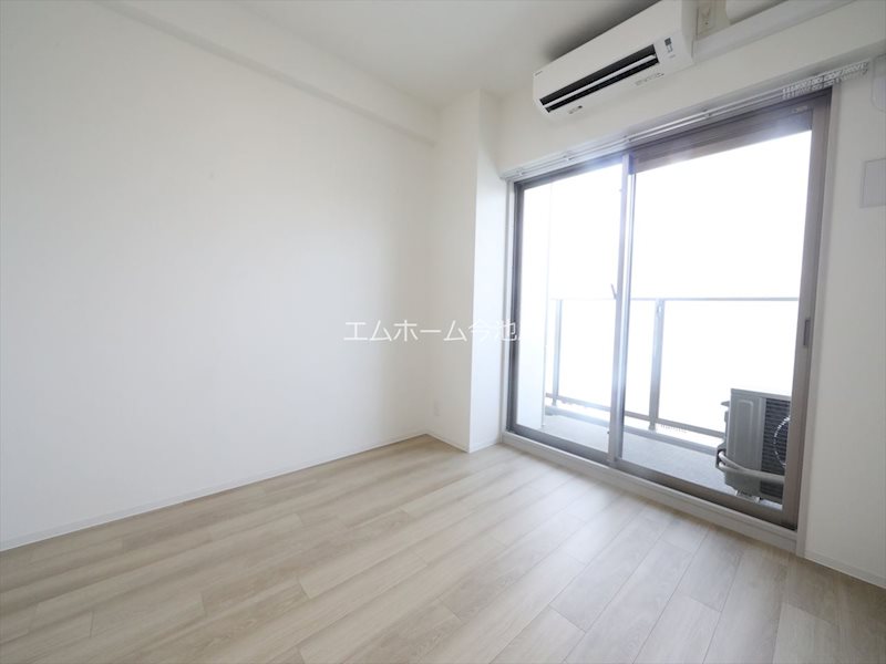 バルコニー　洋室6.0帖　エアコン完備　バルコニーに面しています