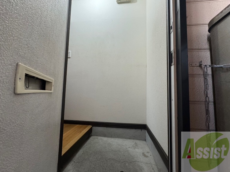 玄関　玄関です。すぐ広いリビングにつながっています。