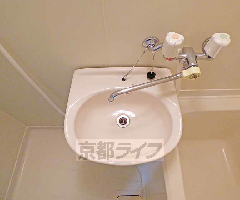 洗面設備　綺麗な洗面台です。