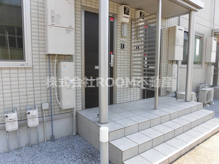 エントランス　落ち着いたエントランスです