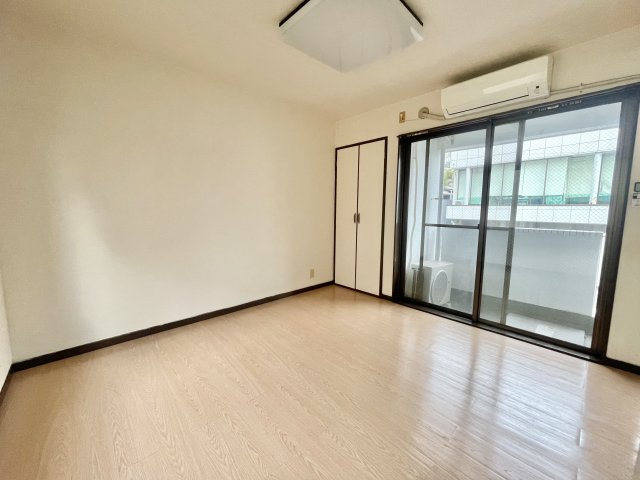 居室・リビング　コンパクトな間取りの洋室で、家具家電の配置がしやすいです◎