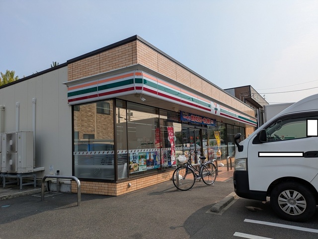 コンビニ　セブンイレブン新潟小針1丁目店（コンビニ）まで389m