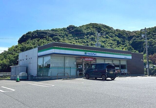コンビニ　ファミリーマート（コンビニ）まで1600m