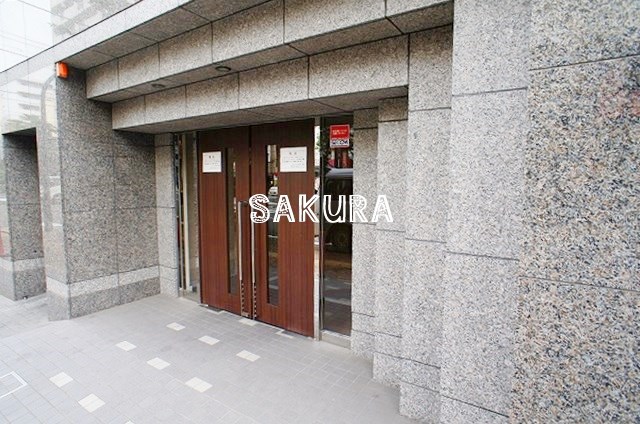 エントランス　重厚感のある建物デザイン♪