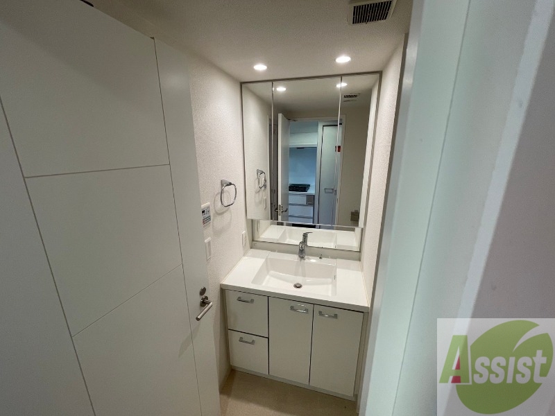 洗面設備　大きくて使いやすそうな独立洗面台になっています。