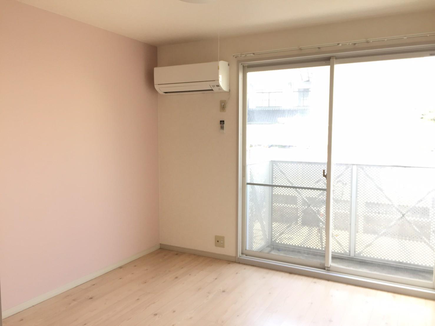 居室・リビング　かわいいパステルピンクのアクセントクロス♪