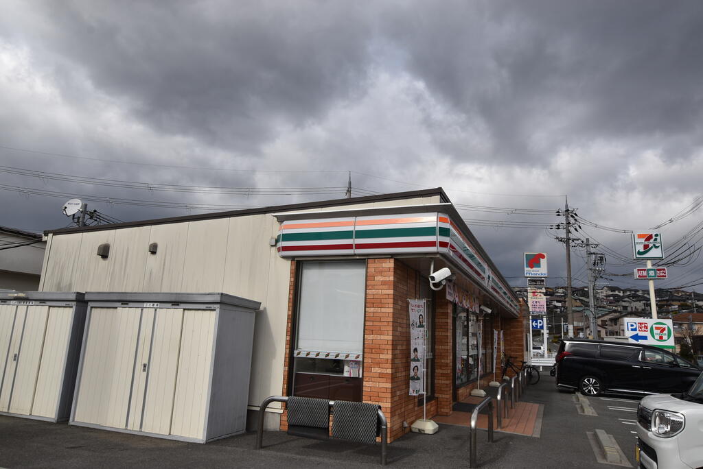コンビニ　セブンイレブン香芝穴虫店（コンビニ）まで845m