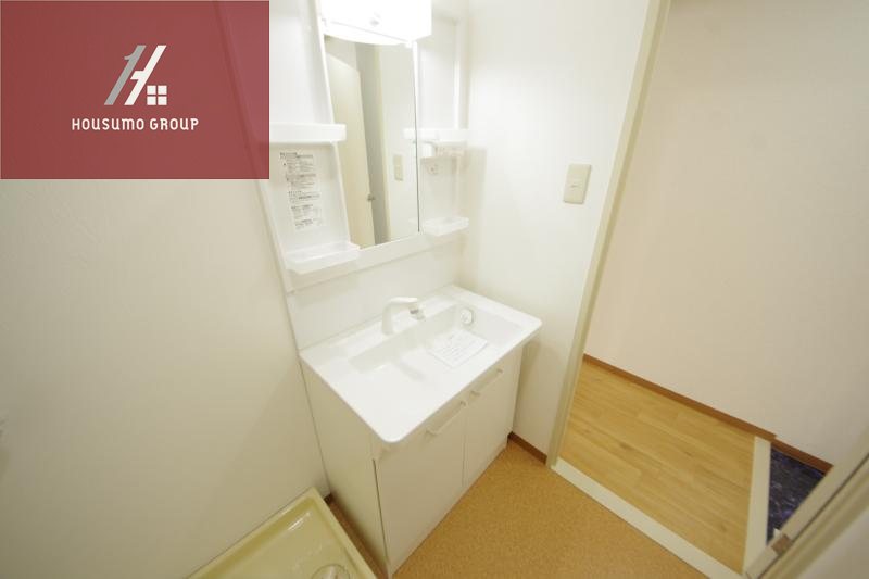 洗面設備　ゆったりとスペースのある洗面所