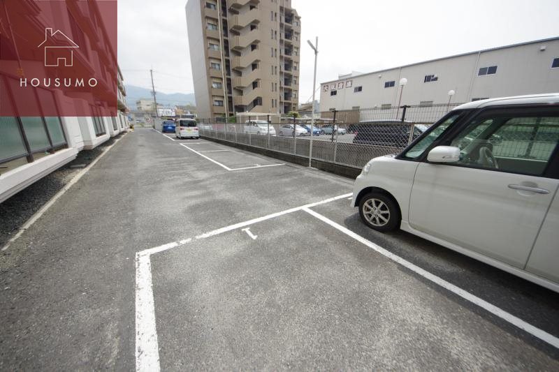 駐車場　駐車場に車を止められます