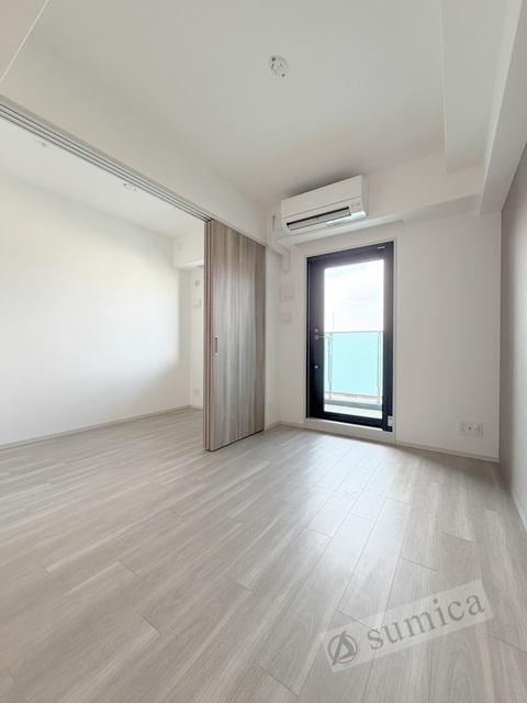 バルコニー　内装は落ち着いています。おおきな窓で明るさを演出。