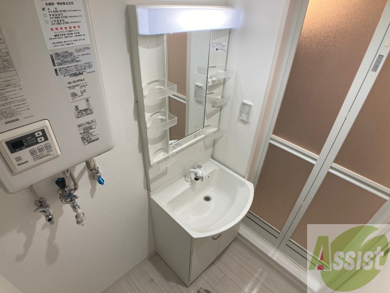 洗面設備　独立洗面台です。大きくてよいですね。シャンプーもできます！