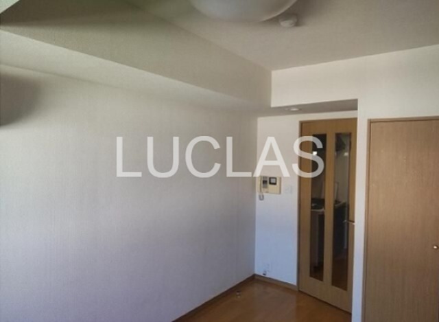 その他部屋・スペース　木目調の床と白の壁紙で暖かみのある居室♪