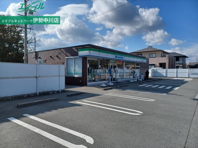 コンビニ　ファミリーマート津市戸木町店（コンビニ）まで696m
