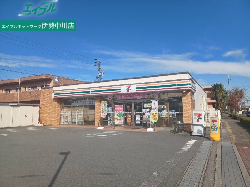 コンビニ　セブンイレブン津市久居西鷹跡町店（コンビニ）まで745m