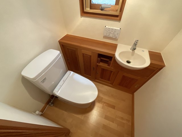 トイレ　落ち着いた色調のトイレです