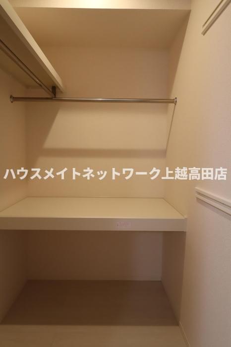 収納　ウォークインクローゼット（間取り反転タイプ103号室参考画像