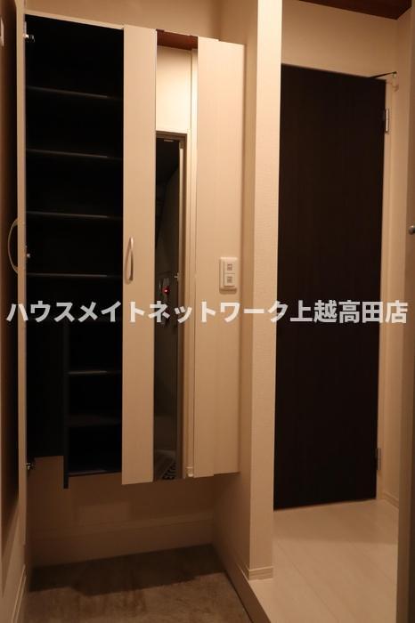 玄関　玄関（間取り反転タイプ103号室参考画像となります。）