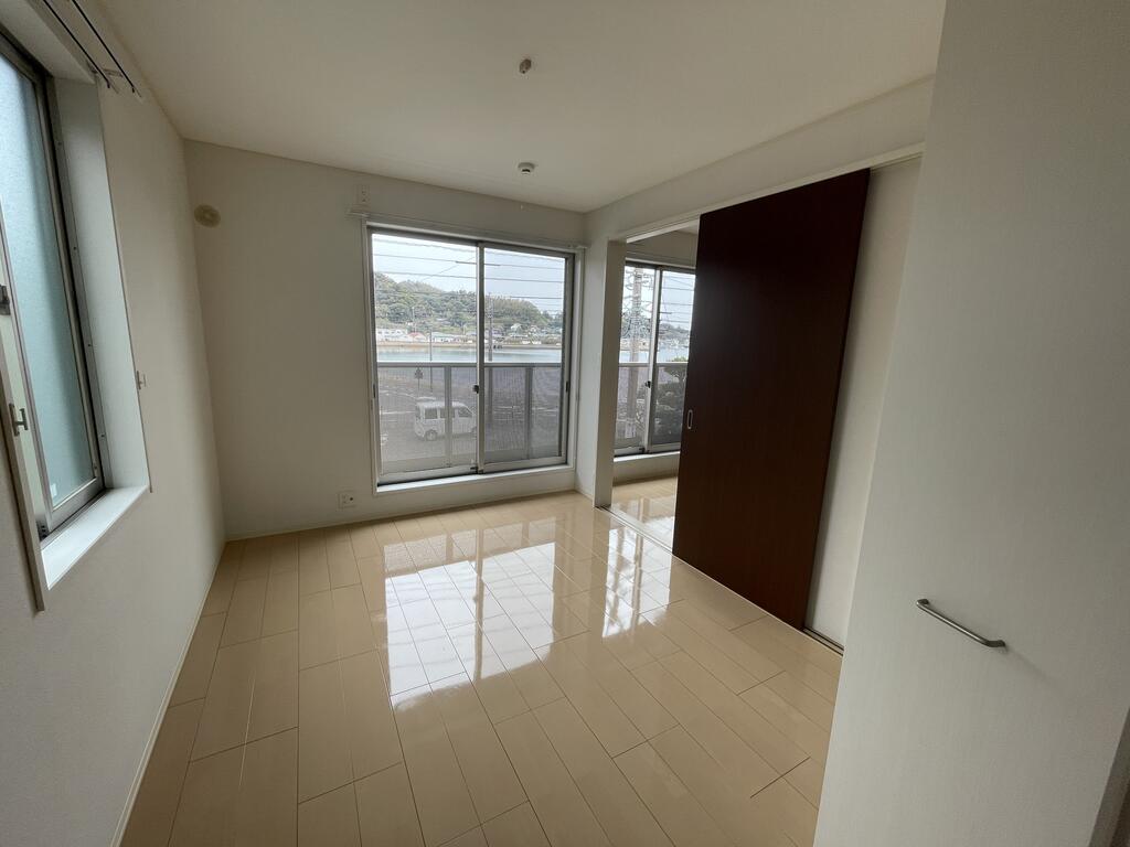 居室・リビング　洋室。角部屋なので2面採光です。