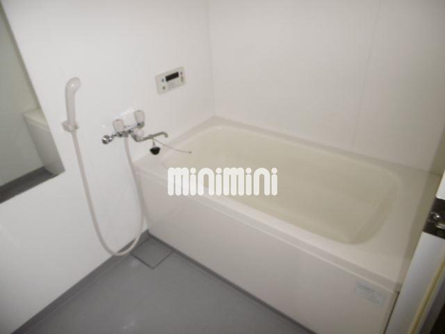 バス・シャワールーム　清潔感のあるバスルームです。