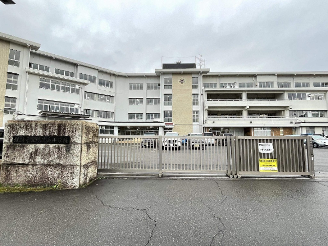 小学校　焼津市立焼津西小学校（小学校）まで993m