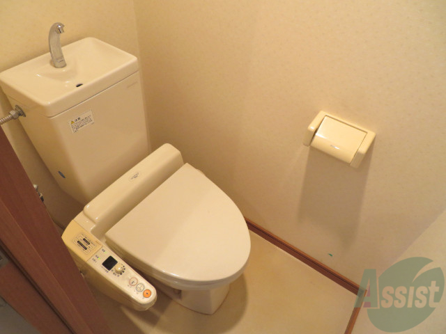 トイレ　人気のウォシュレットつきのトイレです。快適ですよ。