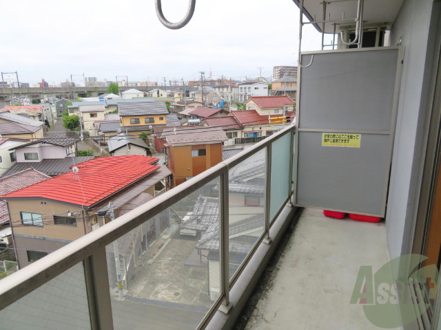 バルコニー　お天気のいい日はバルコニーで洗濯物も干せますよ。