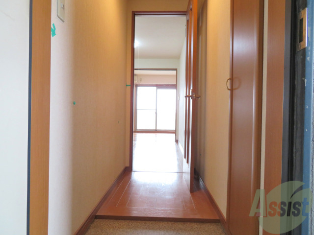 玄関　玄関からの目線です。光が差し込む素敵なお部屋ですよ。