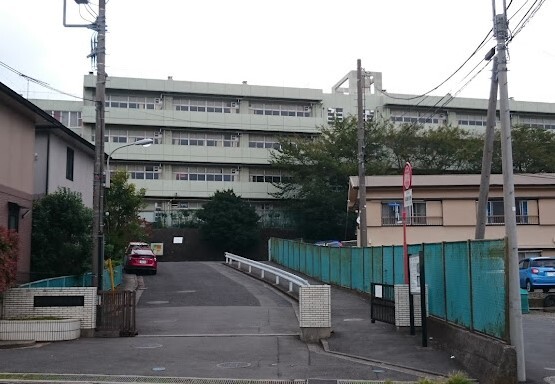 中学校　横浜市立東鴨居中学校（中学校）まで583m