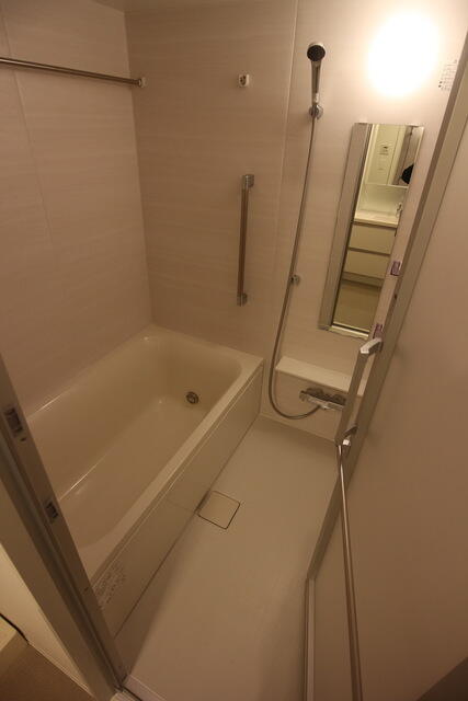 バス・シャワールーム　コンパクトで使いやすいお風呂です